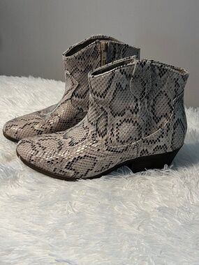 SO Cream Anthia Snakeskin Western Ankle Boots Size 8.5